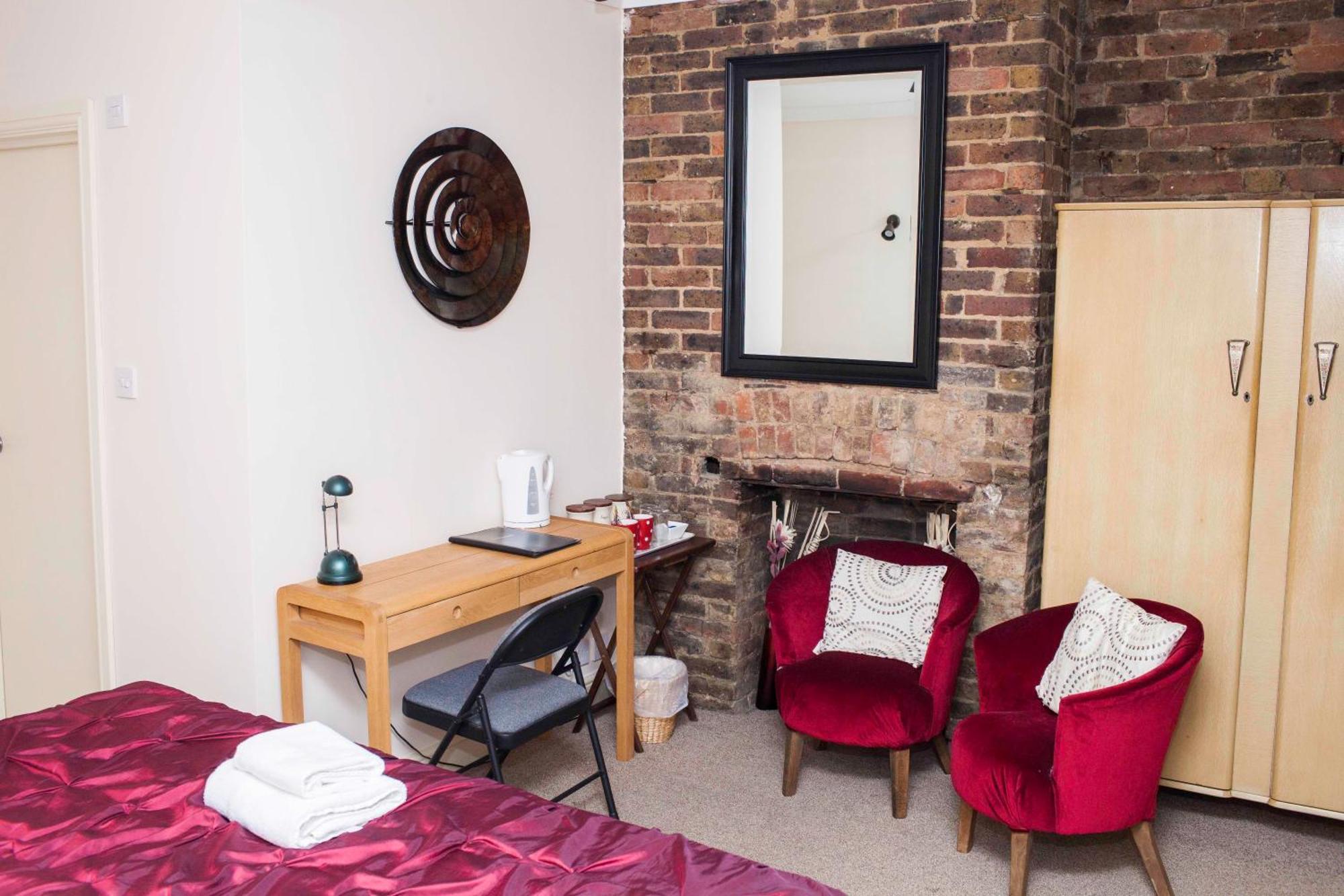 The Castle Inn Hotel Steyning Room photo